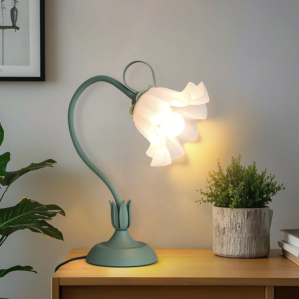Vintage Flower Bedside Lamp – Elegant Green Accent Lighting