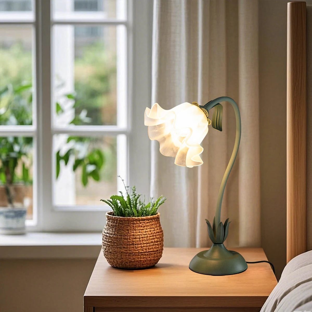 Vintage Flower Bedside Lamp – Elegant Green Accent Lighting